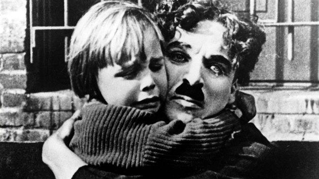 Charlie Chaplin a Jackie Coogan ve snímku Kid.