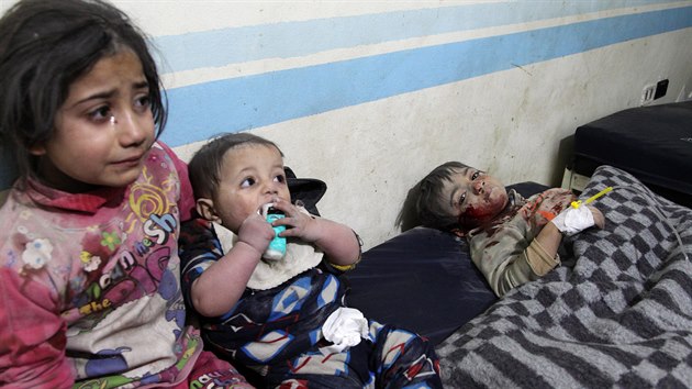 Zrann syrsk dti z provincie Idlb oeten v provizorn nemocnici (11. nora 2020)