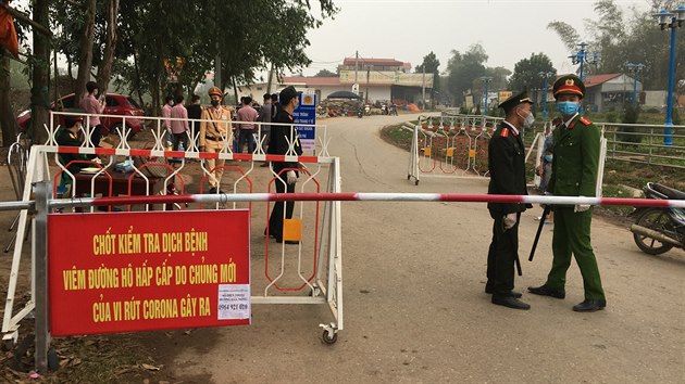 Ve st�edu je�t� lid� mohli opustit lokalitu Son Loi, na kontroln�ch stanovi�t�ch za m�stem je zdravotn�ci pouze kontrolovali. Nyn� u� je m�sto v karant�n�, u vstupu dohl�� policejn� hl�dky. (13. �nora 2020)