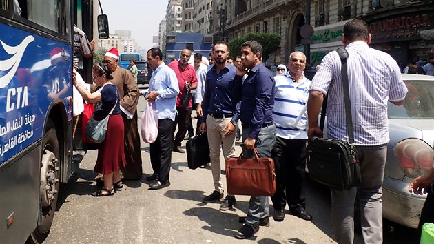 Egyptt cestujc ekaj na autobus v centru Khiry. (27. ervence 2019)