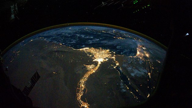Satelitn snmek NASA, pozen jednm z len posdky Mezinrodn vesmrn stanice, ukazuje osvtlen Khiry, Alexandrie a eky Nilu v Egypt. (28. jna 2010)