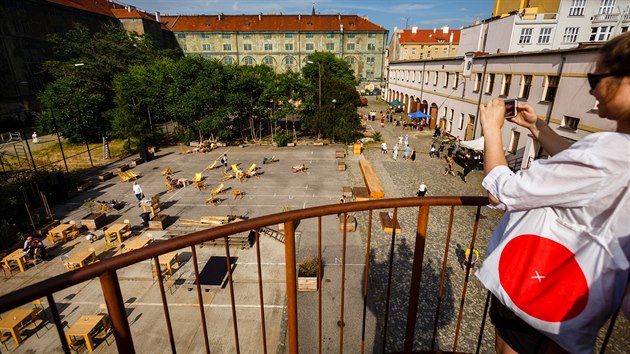 Oteven Kasrna Karln, kde vzniklo voln pstupn letn kino, kulturn prostor, bary s venkovnm posezenm na lehtkch i sportovn hit. (23. ervna 2017)