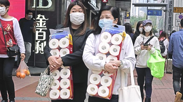 Toaletn papr se kvli koronaviru stal v Hongkongu velmi danm, ale nedostatkovm zbom. (14. nora 2020)