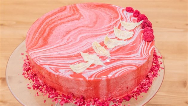 Aniččin červený sametový dort s čerstvými jahodami přelitý zrcadlovou polevou