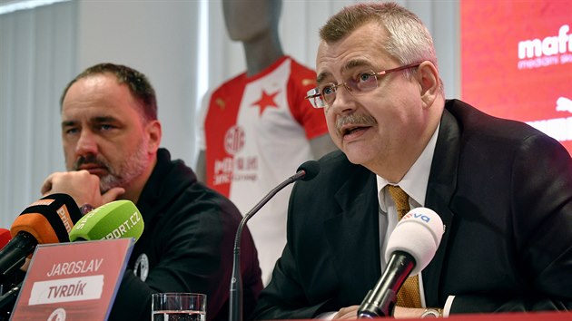 Předseda představenstva fotbalové Slavie Jaroslav Tvrdík (vpravo) a hlavní trenér Jindřich Trpišovský na tiskovce před startem jara 2020.