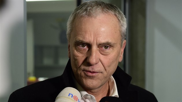 Někdejší olomoucký hejtman Jiří Rozbořil (ČSSD) před mikrofony novinářů v budově krajského soudu v Olomouci 18. února 2020 před začátkem projednávání korupční kauzy Vidkun, v níž je obžalován spolu s dalšími třemi lidmi.