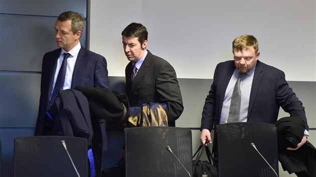 Někdejší šéf krajské hospodářské kriminálky Radek Petrůj (uprostřed) u krajského soudu v Olomouci, který 18. února 2020 začal projednávat korupční kauzu Vidkun, v níž je obžalován spolu s dalšími třemi lidmi.