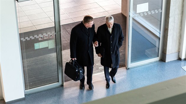 Obžalovaný exhejtman Olomouckého kraje Jiří Rozbořil z ČSSD (vpravo) a jeho obhájce Petr Konečný vchází do budovy olomouckého krajského soudu, který začal projednávat rozsáhlou kauzu Vidkun. (18. únor 2020)