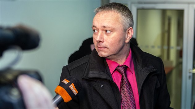 Jeden z obžalovaných bývalý krajský policejní náměstek Karel Kadlec u olomouckého krajského soudu, který začal projednávat rozsáhlou kauzu Vidkun. (18. únor 2020)