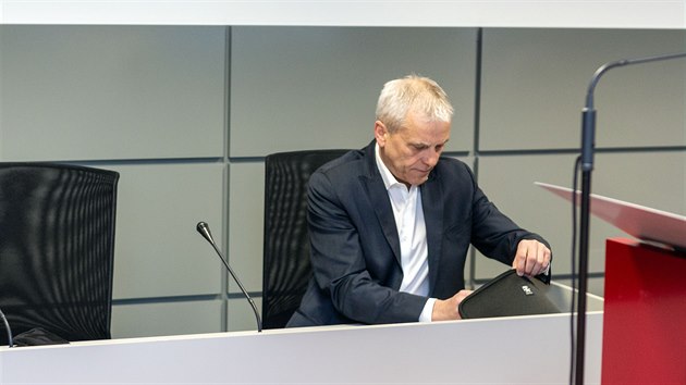 Ob�alovan� exhejtman Olomouck�ho kraje Ji�� Rozbo�il z �SSD u olomouck�ho krajsk�ho soudu, kter� za�al projedn�vat rozs�hlou kauzu Vidkun. (18. �nor 2020)