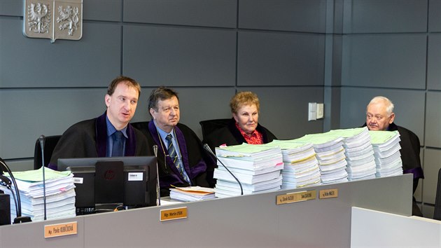 P�edseda sen�tu Martin L�sek (vlevo) a jeho p��sed�c� na krajsk�m soudu v Olomouci p�i projedn�v�n� korup�n� kauzy Vidkun.