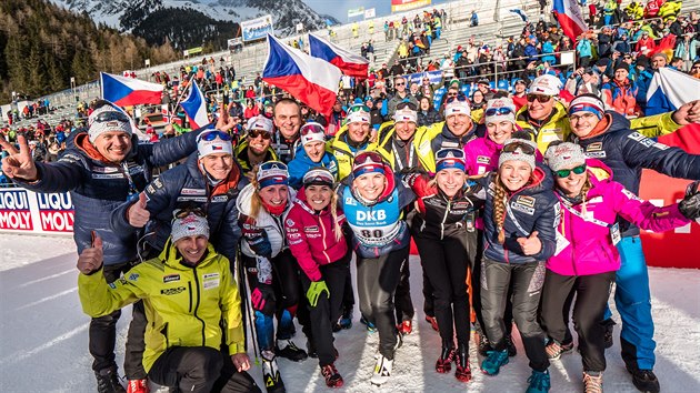 Lucie Charvtov (uprosted) se raduje s eskou vpravou ze zisku bronzu ve sprintu na svtovm ampiontu v Anterselv.