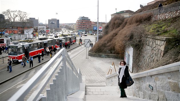 Lid se po schodech z ulice Baty konen pohodln dostanou na tramvajovou zastvku Nov sady.