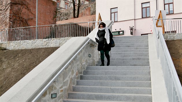 Schody tvo 52 ulovch stup a kyklopsk zdivo. Podle architekta Petra Hri brzy splynou s okolm.