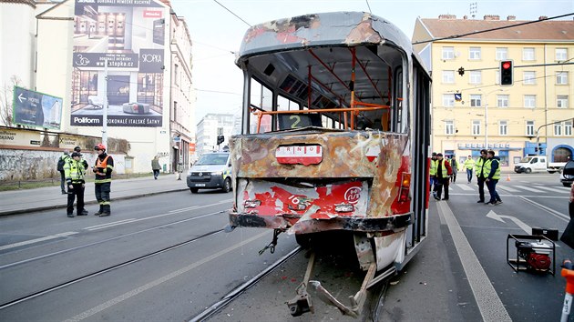 Nehoda blokovala provoz více než hodinu. Přizpůsobit se musely tři tramvajové linky a tři linky autobusů.