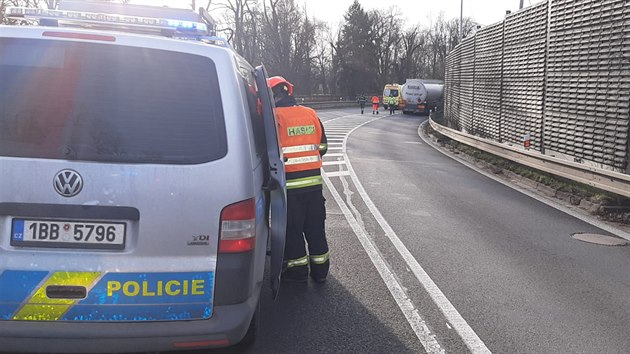 Nehoda osobnho a nkladnho auta u Slavkova u Brna blokuje provoz na tahu od Brna na Slovensko.