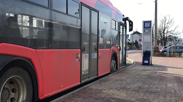 Autobus MHD srazil na pechodu u nemocnice dvku.