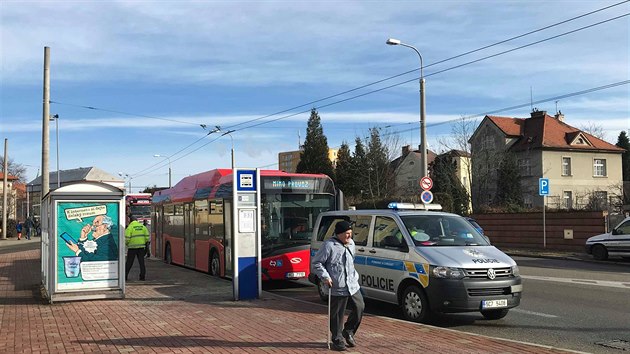 Autobus MHD srazil na pechodu u nemocnice dvku.