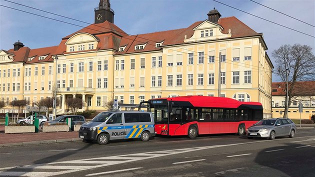 Autobus MHD srazil na pechodu u nemocnice dvku.