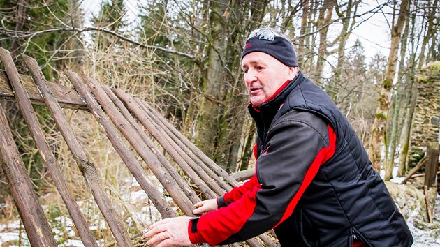 Sprvce hradn zceniny Vtkv hrdek Miroslav Kovain (na snmku) kontroloval s pamtki a starostou obce Pedn Vto kody po nedvn vichici Sabine. Tam jim strhla devn palisdy.