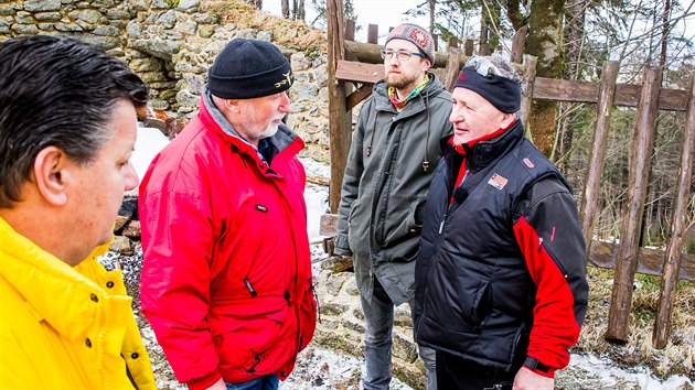 Sprvce hradn zceniny Vtkv hrdek Miroslav Kovain kontroloval s pamtki a starostou obce Pedn Vto kody po nedvn vichici Sabine. Tam jim strhla devn palisdy.