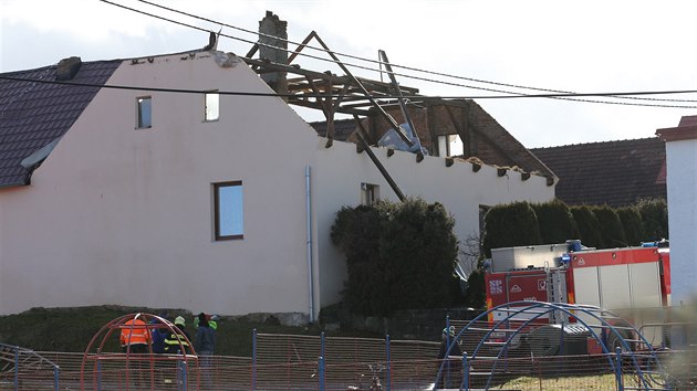 Škody po orkánu v Rohozné na Jihlavsku. Různě poškozena byla podle starostky čtvrtina všech domů v obci.