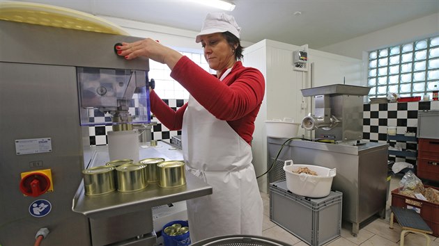 Kap patika vznik v Kleten na Pelhimovsku. Maso i samotn konzerva projde lidem rukama pi procesu vroby hned nkolikrt.