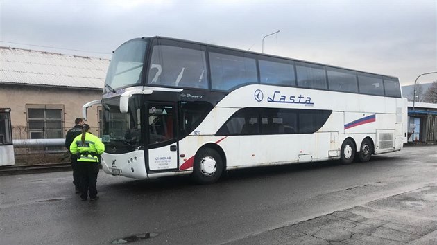 Zmocnnec majitele dlkovho autobusu dnes na dvoe dopravnho podniku v st nad Labem uhradil parkovn a odtah. (14. nora 2020)