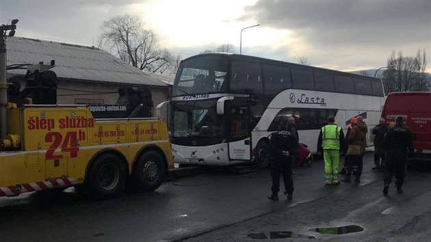 Zmocnnec majitele dlkovho autobusu dnes na dvoe dopravnho podniku v st nad Labem uhradil parkovn a odtah. (14. nora 2020)