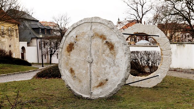 Polcarova prce v Roudnici pronikla i do veejnho prostoru. Monumentln, zhruba dvoumetrov trojrozmrn sochask dlo s nzvem Kyklos bylo umstno ped budovu bval zmeck jzdrny, kde galerie sdl.