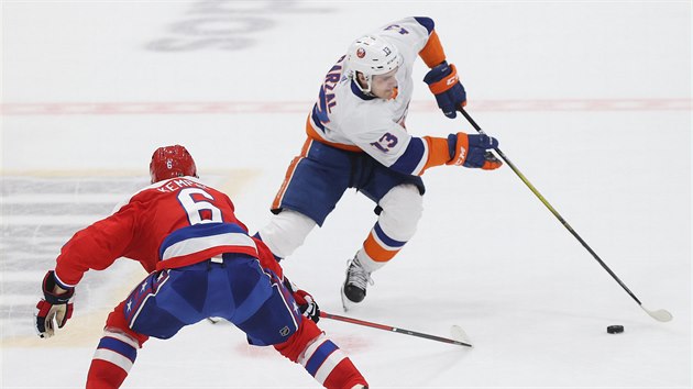 Michal Kempn z Washingtonu pi obrann prci, proti nmu rozjet Mathew Barzal z New York Islanders.