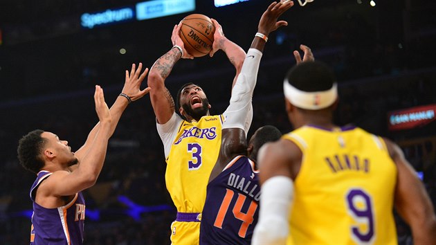 Anthony Davis z Los Angeles Lakers pl v utkn proti Phoenixu.