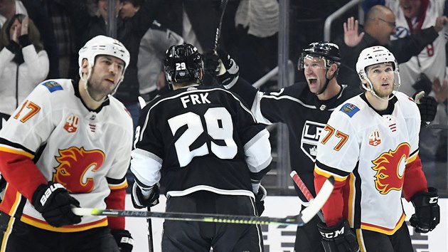 Martin Frk a Jeff Carter z Los Angeles se raduj z glu proti Calgary.