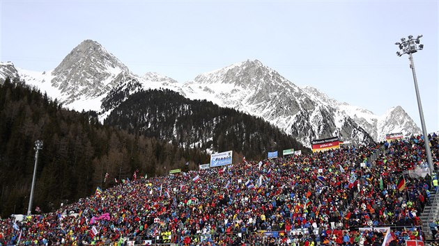 Diváci v Anterselvě při mistrovství světa biatlonistů.