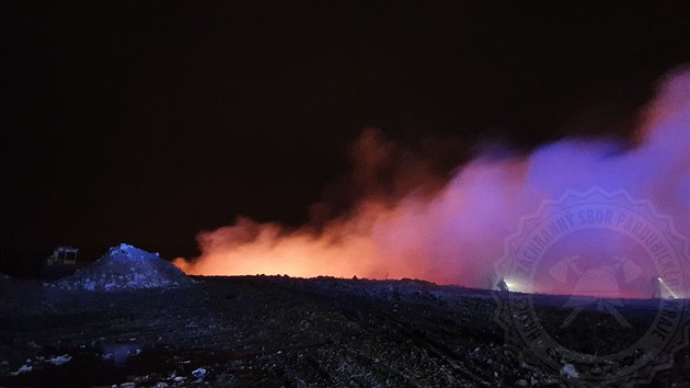 Požár skládky pneumatik ve Zdechovicích. Kvůli dýmu museli hasiči vyhlásit třetí stupeň požárního poplachu.