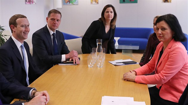 Zakladatel soci�ln� s�t� Facebook Mark Zuckerberg jednal v Bruselu s m�stop�edsedkyn� Evropsk� komise V�rou Jourovou o regulac�ch digit�ln�ch spole�nost� a um�l� inteligence. (17. �nora 2020)