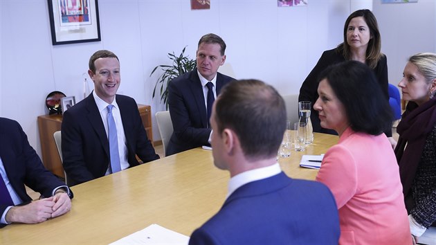 Zakladatel sociln st Facebook Mark Zuckerberg jednal v Bruselu s mstopedsedkyn Evropsk komise Vrou Jourovou o regulacch digitlnch spolenost a uml inteligence. (17. nora 2020)