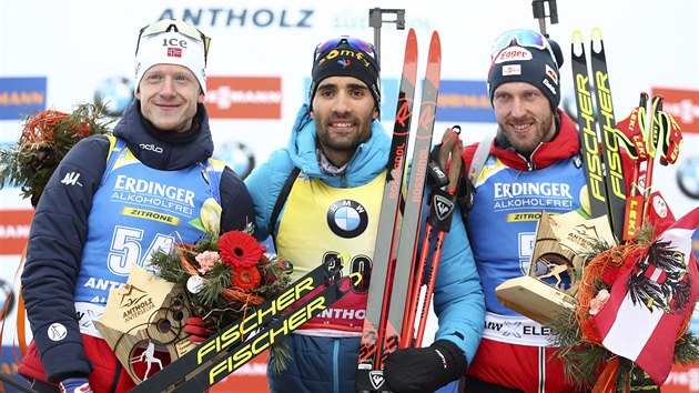 Trio nejlepch z vytrvalostnho zvodu na MS v Anterselv. Zleva druh Nor Johannes Thingnes B, vtz Martin Fourcade z Francie a tet Rakuan Dominik Landertinger.