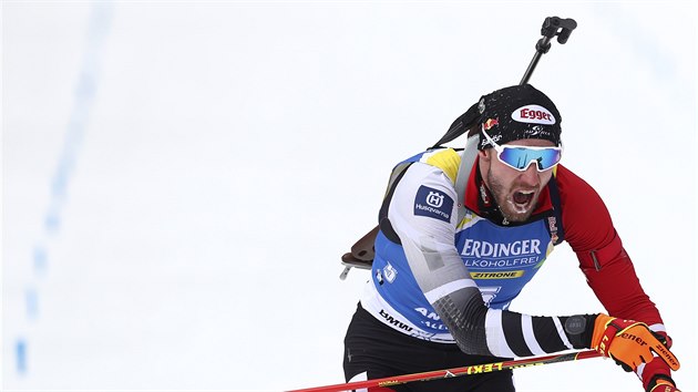 Rakouský biatlonista Dominik Landertinger projíždí cílem vytrvalostního závodu na MS v Anterselvě.