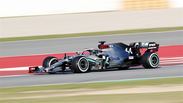 Lewis Hamilton pi prvnch testech v Barcelon.