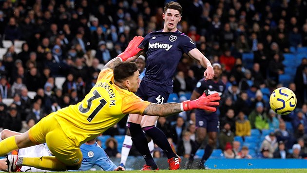 Declan Rice z West Hamu sleduje, jak si porad s mem brank Ederson z Manchesteru City.