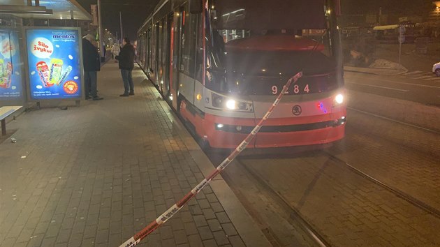 Pražští kriminalisté pátrají po útočníkovi, který v sobotu v pražské Libni zaútočil nožem na muže v tramvaji. (9. února 2020)