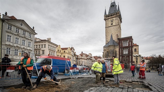 Zahjen prac na stavb Marinskho sloupu na Staromstskm nmst. (17. nora 2020)