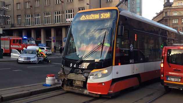 U stanice metra I. P. Pavlova se v úterý ráno srazila tramvaj s osobním autem. (18. února 2020)