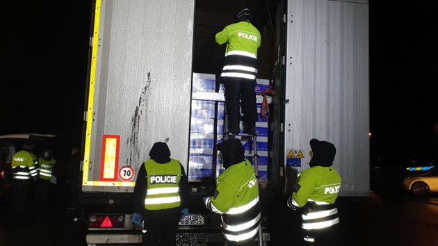 Kontrola rumunskho kamionu u Transmotelu nedaleko Sokolova, v jeho nvsu cizineck policie odhalila jedenct neleglnch migrant. (13.2.2020)
