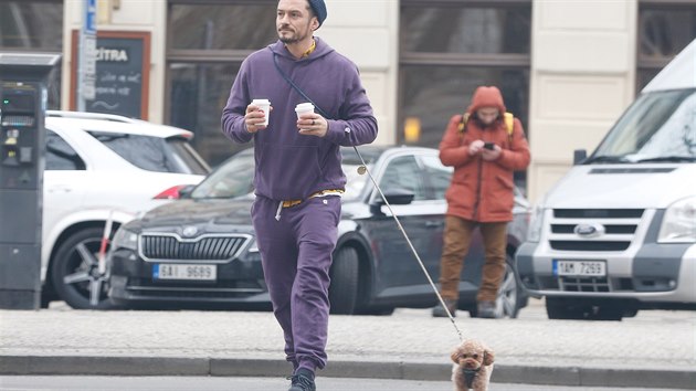 Orlando Bloom na procházce se psem Mightym v pražských ulicích (7. února 2020)