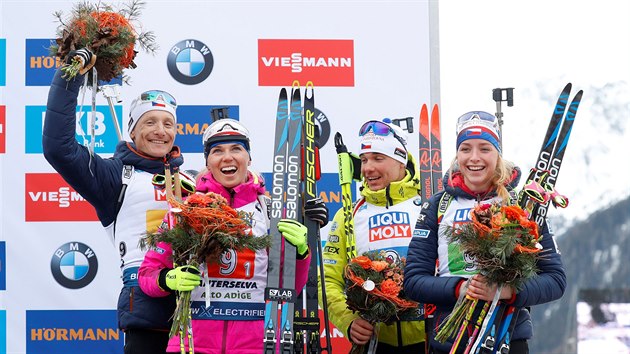 esk smen tafeta Ondej Moravec, Eva Kristejn Puskarkov, Michal Krm a Markta Davidov (zleva) se raduje ze svtovho bronzu.