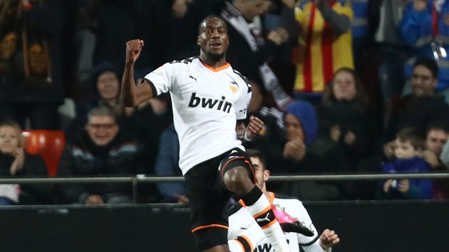 Geoffrey Kondogbia z Valencie se raduje z gólu.