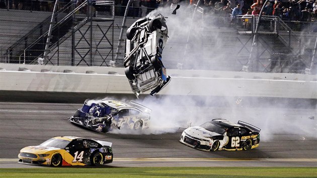 Ryan Newman krátce před cílem závodu Daytona 500 ze seriálu NASCAR havaroval, jeho vůz přelétává Coreyho LaJoieho (32).