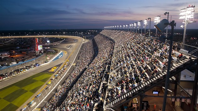 Celkový pohled na tribuny během závodu Daytona 500 ze série NASCAR